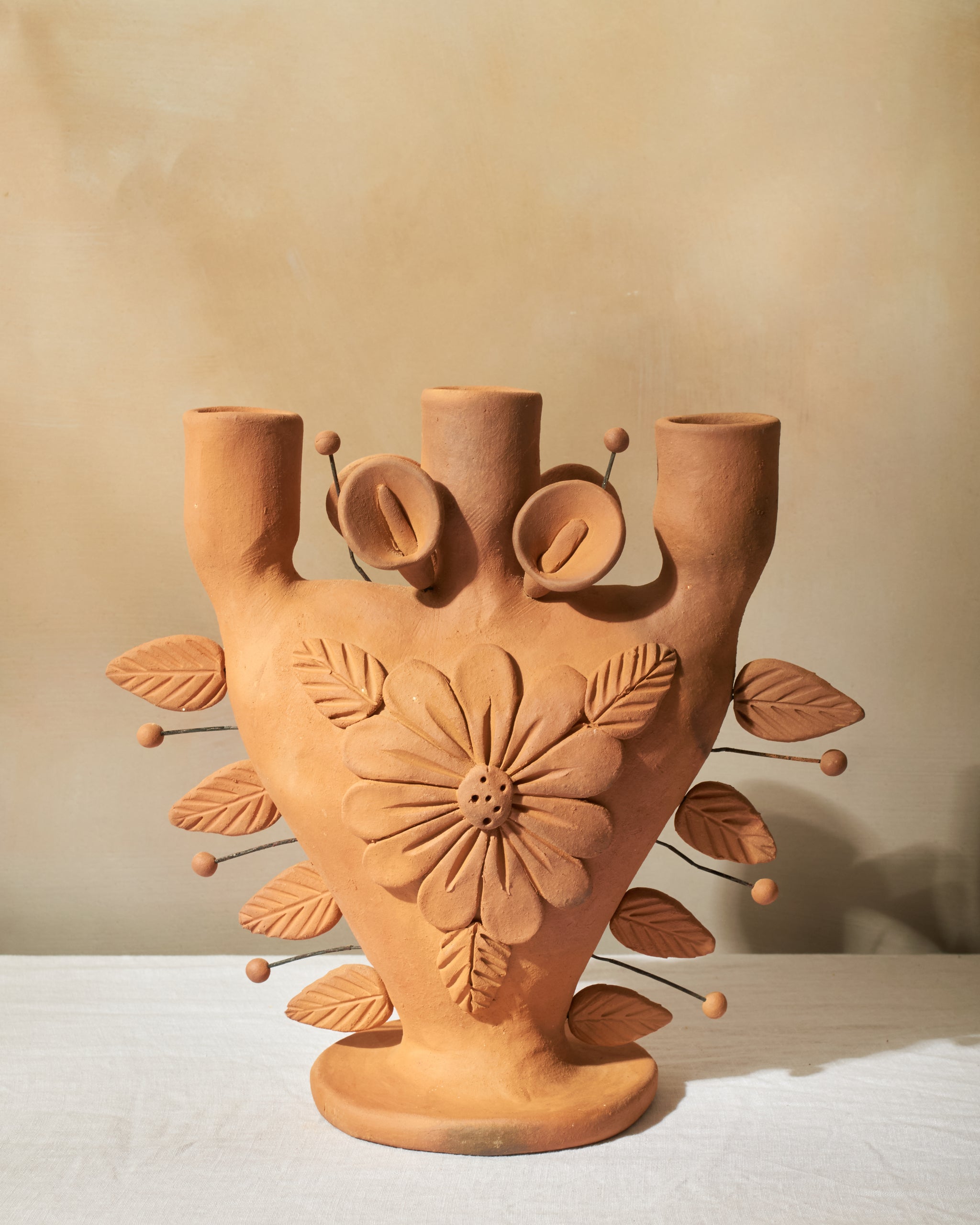 工芸品 Esmaltado a mano 24k 27.5 Manos Que Ven: Hand-Sculpted Oaxacan Red Clay Pottery | Eterna Home